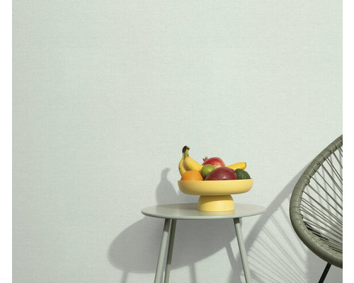 Svetlá miestnosť so stolom, misou s ovocím a stoličkou