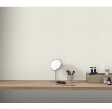 Dekoratívny kozmetický tovar na toaletnom stolíku pred stenou