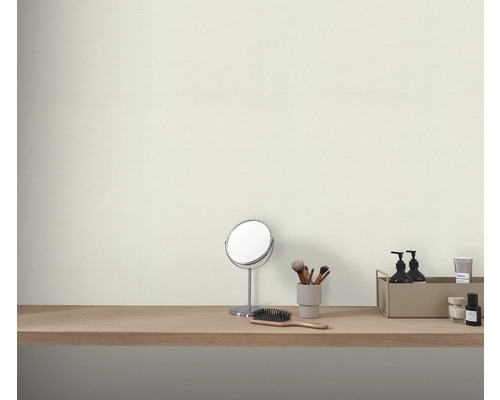 Dekoratívny kozmetický tovar na toaletnom stolíku pred stenou