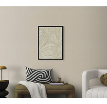 Obývacia izba s zarámovaným obrazom so vzorom listov