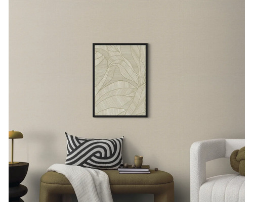 Obývacia izba s zarámovaným obrazom so vzorom listov