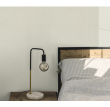 Spálňa s nočnou lampou a vzorovanou tapetou