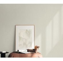 Dekoratívne obytné prostredie s tapetou so vzorom, zarámovaným obrázkom a dekoratívnou figúrkou