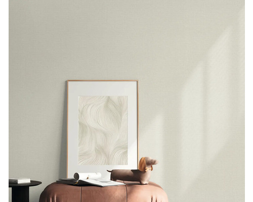 Dekoratívne obytné prostredie s tapetou so vzorom, zarámovaným obrázkom a dekoratívnou figúrkou