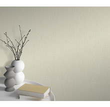 Detailný záber štruktúrovanej tapety s vázami a knihami na stole