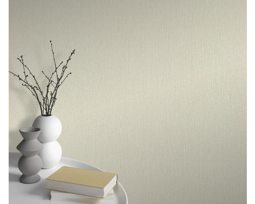 Detailný záber štruktúrovanej tapety s vázami a knihami na stole