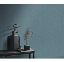 Dekoratívna tapeta s abstraktnými ornamentmi na stole