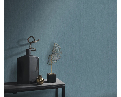 Dekoratívna tapeta s abstraktnými ornamentmi na stole