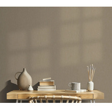 Detail béžovej vinylovej tapety s jemnou textúrou imitujúcou drevo