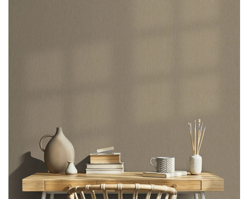 Detail béžovej vinylovej tapety s jemnou textúrou imitujúcou drevo