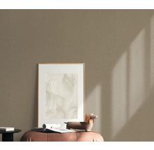 Štruktúrovaná tapeta v obývacej izbe s dekoráciou