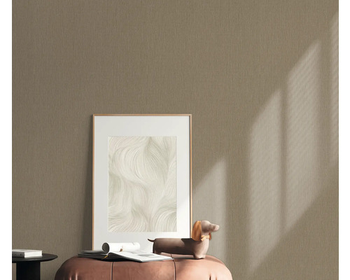 Štruktúrovaná tapeta v obývacej izbe s dekoráciou