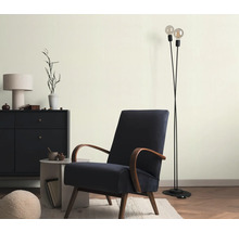 Obývacia izba s kreslom, stojacou lampou a komodou pre štýlové prostredie