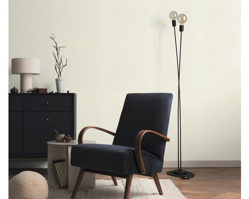 Obývacia izba s kreslom, stojacou lampou a komodou pre štýlové prostredie