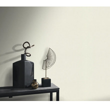 Dekoratívne prvky na stole pred stenou.