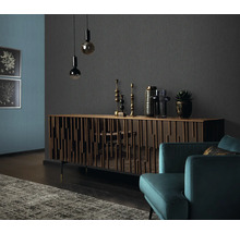 Obývacia izba s komodou, dekoráciou a kreslom