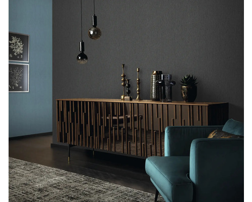 Obývacia izba s komodou, dekoráciou a kreslom