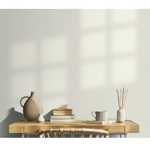 Svetlá pracovňa so stolom, hromadom kníh, vázami a šálkou