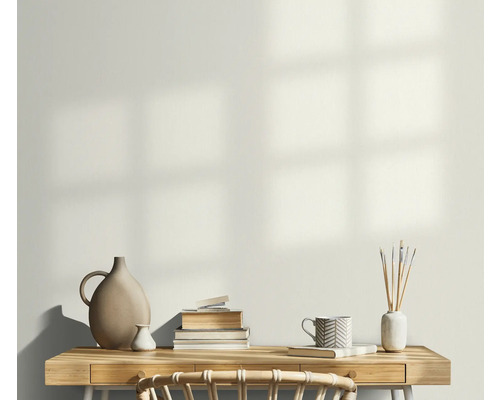 Svetlá pracovňa so stolom, hromadom kníh, vázami a šálkou