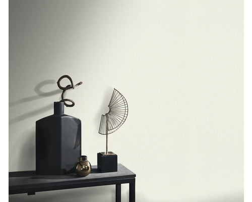 Dekoratívne vázy a sochy na stole pred stenou