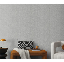 Detailný záber šedej vliesovej tapety s jemnou textúrou