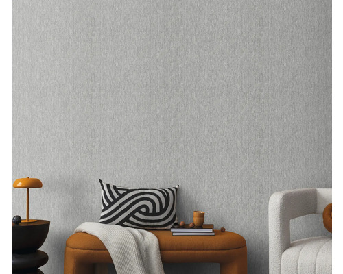 Detailný záber šedej vliesovej tapety s jemnou textúrou