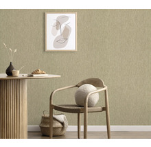 Detail steny s textilnou tapetou, kombinovaný s jedálenským stolom, stoličkou a zarámovaným obrazom