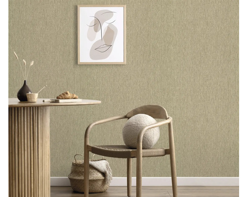 Detail steny s textilnou tapetou, kombinovaný s jedálenským stolom, stoličkou a zarámovaným obrazom