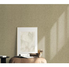 Textilná tapeta v interiéri s rámom na obrazy a dekoráciou