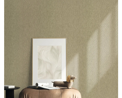 Textilná tapeta v interiéri s rámom na obrazy a dekoráciou