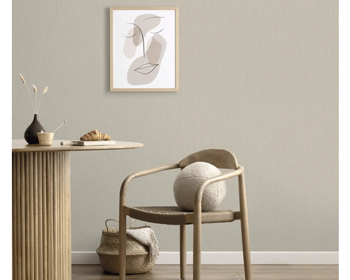 Príklad usporiadania s tapetou na stene, dreveným stolom a stoličkou