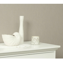 Dekoratívne prvky na komode pred tapetou