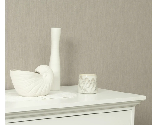 Dekoratívne prvky na komode pred tapetou