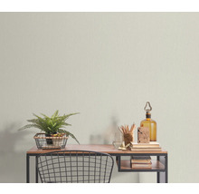 Písací stôl s dekoráciou a textilnou tapetou v pozadí