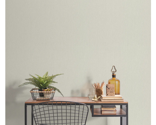 Písací stôl s dekoráciou a textilnou tapetou v pozadí