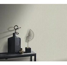 Detail svetlej vliesovej tapety s jemnou štruktúrou