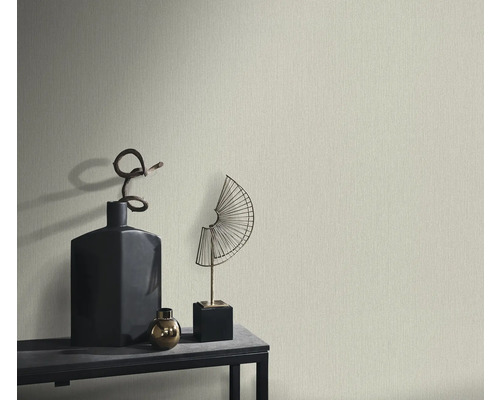 Detail svetlej vliesovej tapety s jemnou štruktúrou