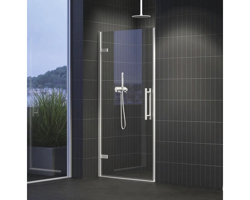 Sprchovací kút so sklenenými dverami a batériou v modernej kúpeľni