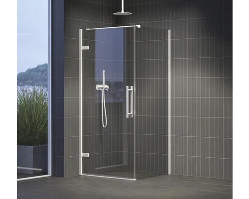 Sprchovací kút walk-in s hlavovou sprchou a armatúrou v moderne zariadenej kúpeľni.