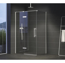 Sprchovací kabína so sklenenými stenami, armatúrou a držiakom na uteráky v kúpeľni