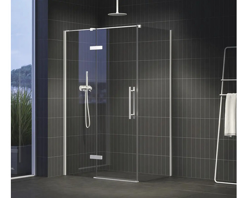 Sprchovací kabína so sklenenými stenami, armatúrou a držiakom na uteráky v kúpeľni