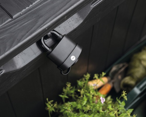 Čierny visiaci zámok Yale pripevnený k čiernej drevenej debne