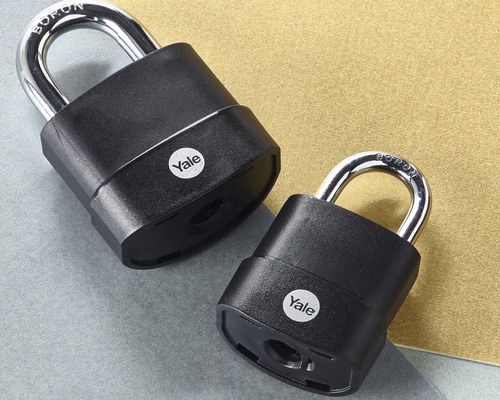 Dva čierne visiace zámky Yale