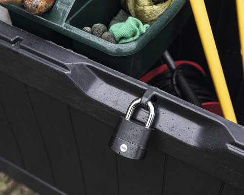 Záhradná truhlica s visiacim zámkom a záhradným príslušenstvom