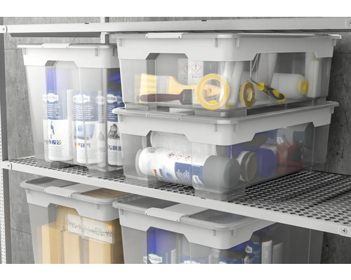 Niekoľko priehľadných plastových boxov s vekom stojí v regáli.