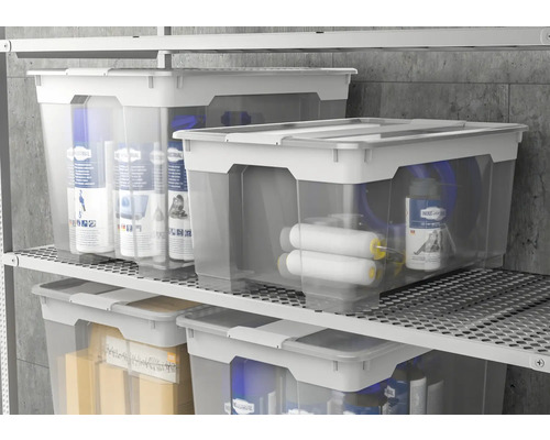 Niekoľko priehľadných úložných boxov s vekom na polici.