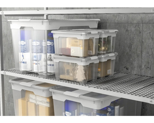 Fotografia priehľadných úložných boxov s viečkami na policiach.