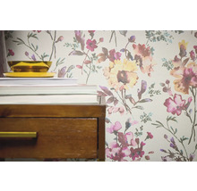 Detailný pohľad na tapetu s kvetinovým vzorom vedľa nočného stolíka