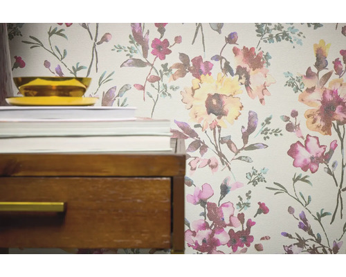 Detailný pohľad na tapetu s kvetinovým vzorom vedľa nočného stolíka