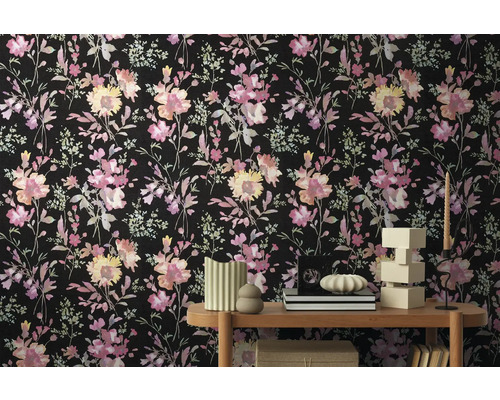 Tapeta s kvetinovým vzorom v interiéri